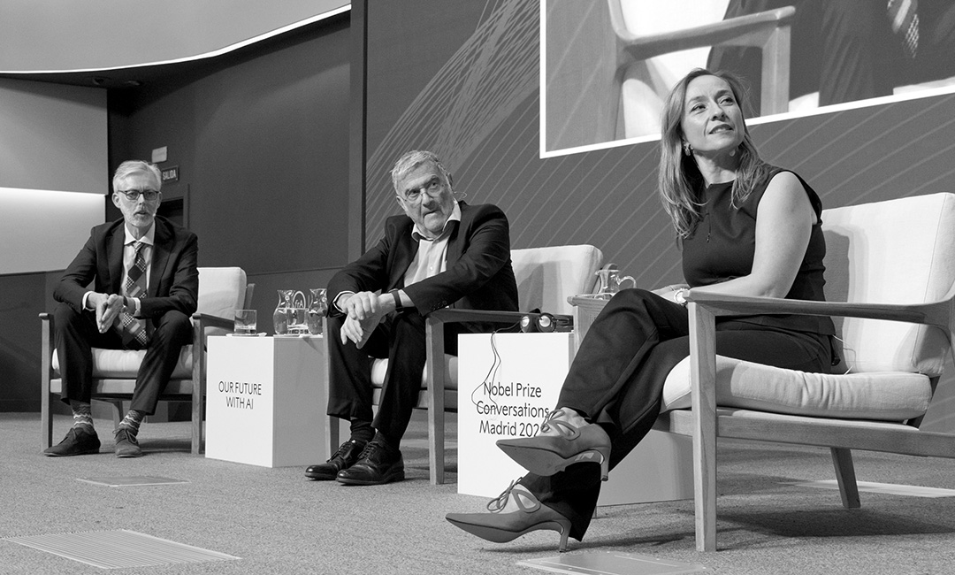 Adam Smith, Serge Haroche e Isabel González Vasco, en un momento de la conversación.