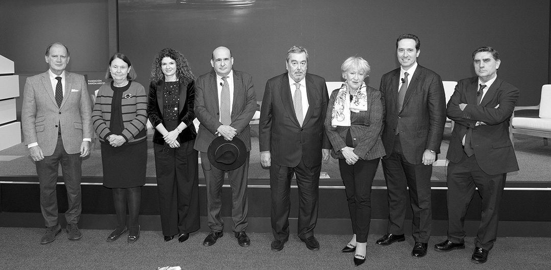 Foto de familia del encuentro organizado con la Real Academia de Jurisprudencia y Legislación.