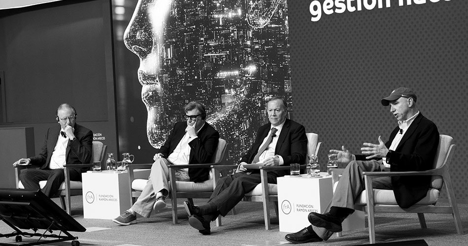 De izda a dcha: Steven Spear, Michael Schrage, Eduardo Garrido (moderador) y Roberto Rigobon